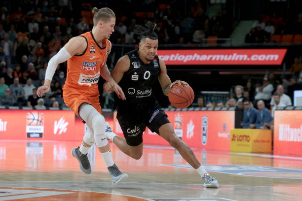 并带领他们 并带领他们